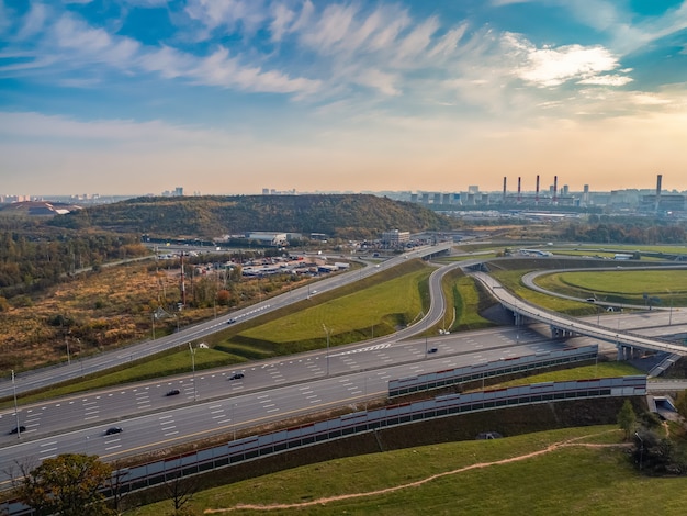 Um entroncamento rodoviário em uma área industrial de uma metrópole moderna. periferia de moscou.