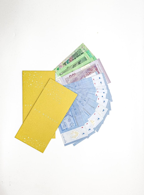 Um envelope amarelo com o número 10 nele