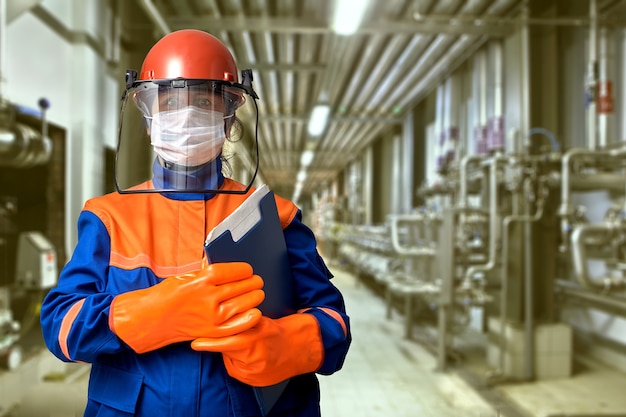 Um equipamento de proteção ou roupa de trabalho para um engenheiro elétrico industrial inclui máscara facial