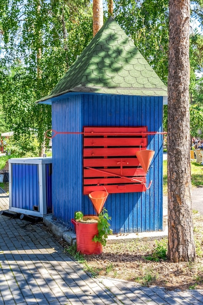 Um escudo com ferramentas de fogo e um barril de areia no parque de recreação. Equipamento de fogo antigo