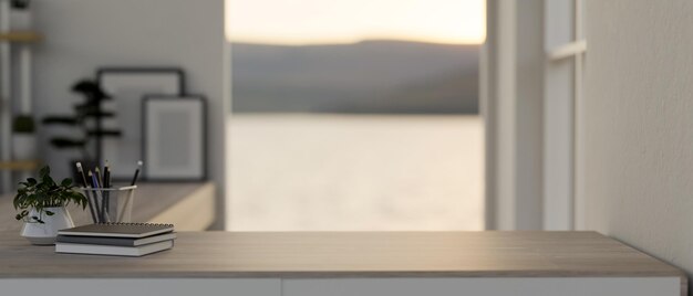 Um espaço de cópia para exibir seu produto em uma mesa de madeira minimalista em uma sala moderna