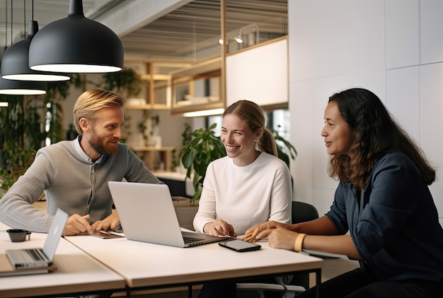 Um espaço de trabalho colaborativo com pessoas trabalhando em seus laptops