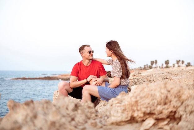 Um estilo de vida autêntico, jovem e casal de homens, curtindo um ao outro, amor