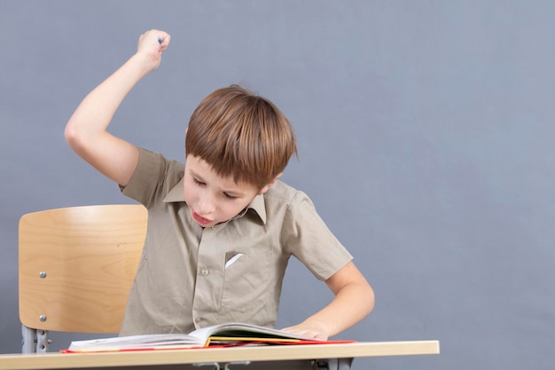 Um estudante da escola primária está fazendo lição de casa