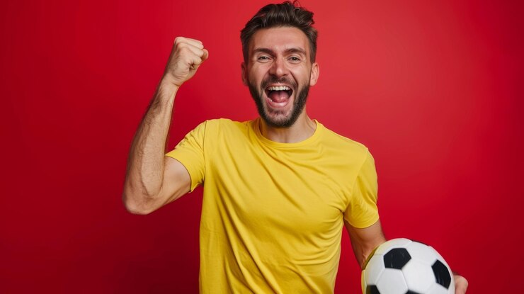 Foto um fã entusiasmado com uma bola de futebol