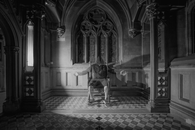 Foto um fantasma sentado numa cadeira num castelo abandonado.