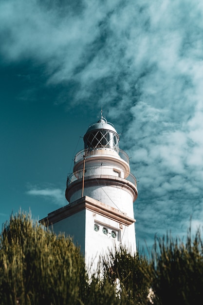 Um farol em maiorca, fotografado com profundidade de técnica de campo.