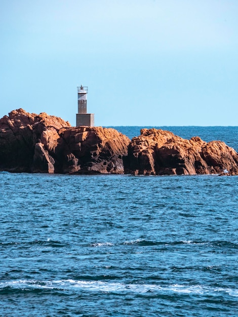 Um farol em uma ilha no mar