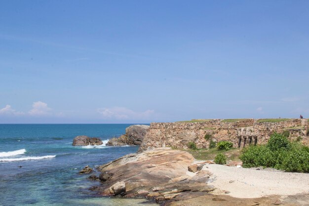 Um farol na costa do sri lanka