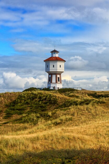 Um farol na ilha de Langeoog, Baixa Saxônia, Alemanha