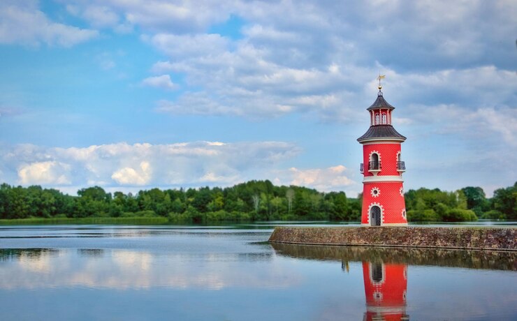 Um farol vermelho em um pequeno lago na Alemanha