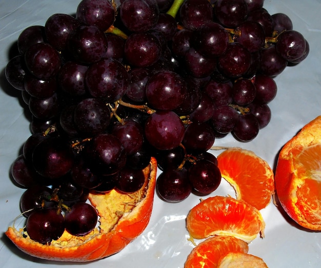 Foto um feixe de bagas frescas com fatias de laranja