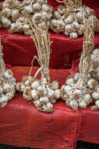 Um feixe de bulbos de alho no bazar