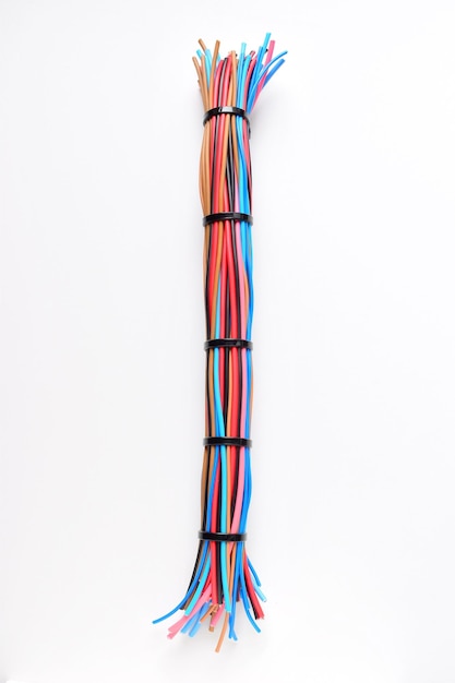 Foto um feixe de cabos coloridos contra um fundo branco