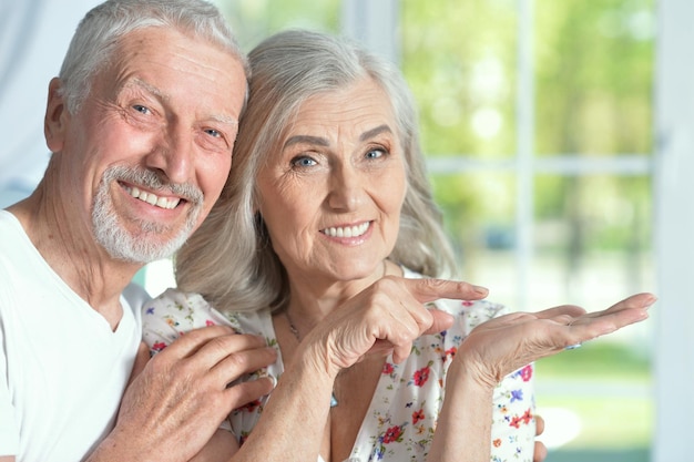 Um feliz casal sênior posando