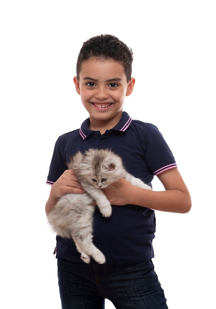 Um, feliz, menino jovem, sorrindo, com, peludo, gatinho, branco, fundo