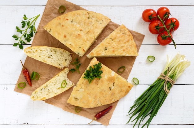 Um flapjack grosso - pão pita com verduras (cebola) um prato asiático tradicional. a vista de cima