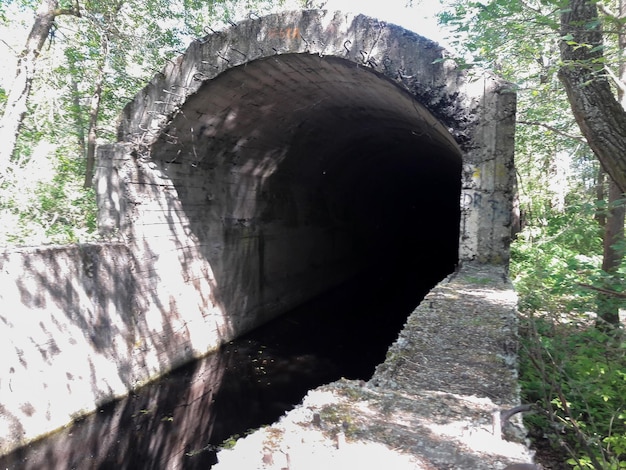 Um fluxo de água flui de um antigo bunker subterrâneo