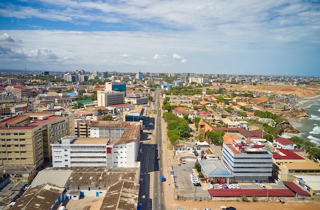 Foto um fluxo de tráfego em accra, no centro de gana, na áfrica