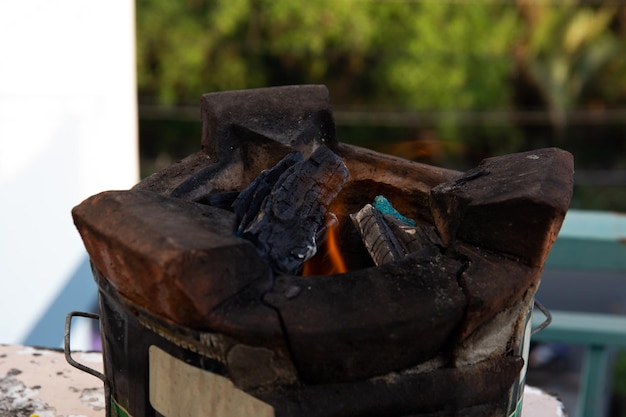 Um fogão com carvão queimado para churrasco