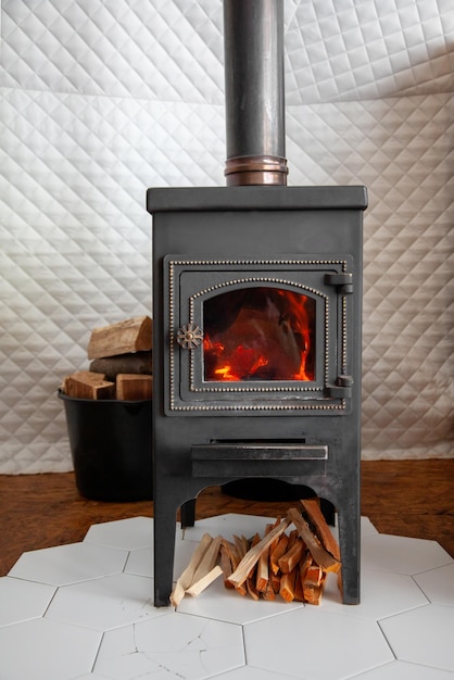 Um fogão vintage é aquecido com madeira aquece uma casa de campo