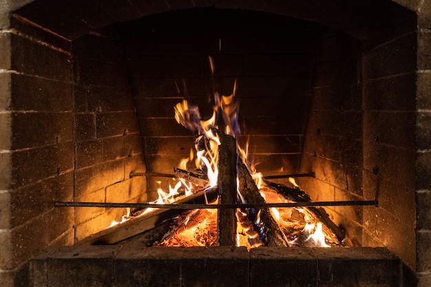 Um fogo queima em uma lareira na sala de estar