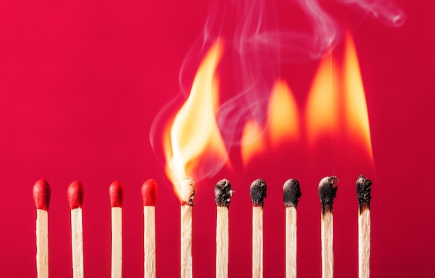 Um fósforo em chamas a incendiar os seus vizinhos, uma metáfora de ideias e inspiração.