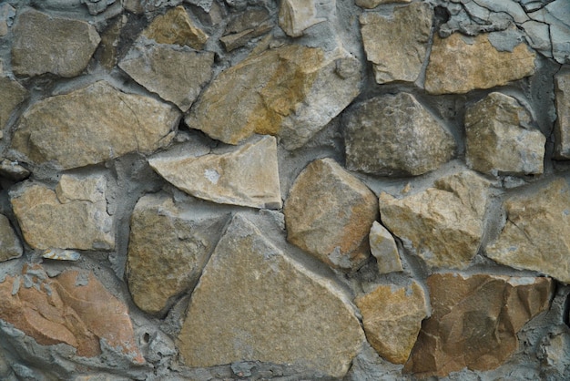 Um fragmento de um muro da cidade feito de pedra natural de várias texturas