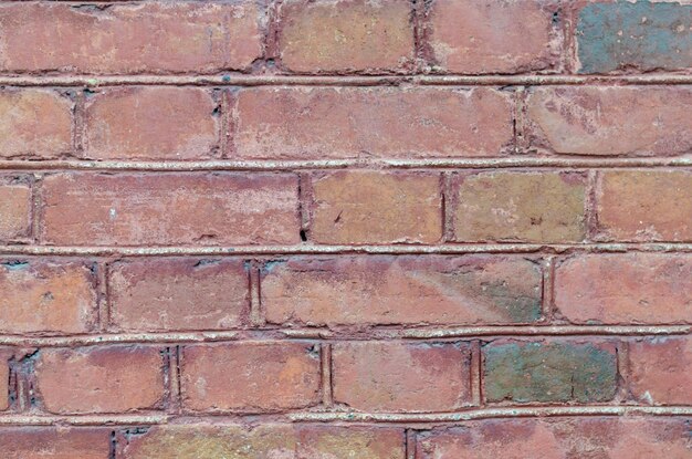 Um fragmento de uma parede de tijolos em close-up.