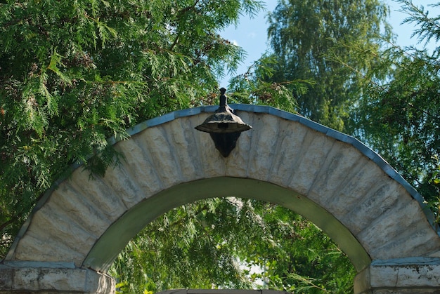 Um fragmento do arco do portão de uma casa particular. Região de Moscow. Rússia