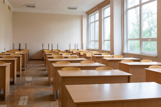 Um fragmento do interior da sala de aula em uma instituição de ensino