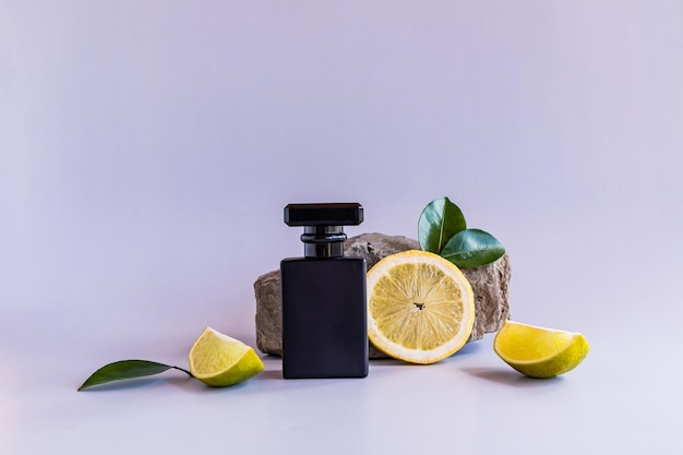 Um frasco de perfume masculino no contexto de pedra natural e publicidade de limão fresco de fragrância masculina com ingredientes naturais