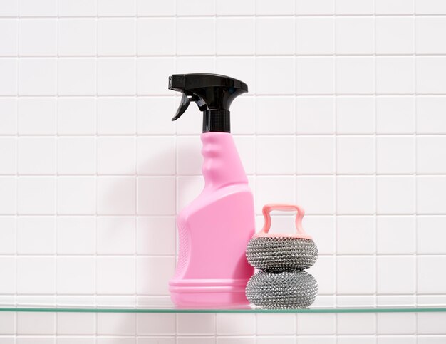 Um frasco de spray rosa com esponjas de limpeza mais limpas e abrasivas Vida doméstica