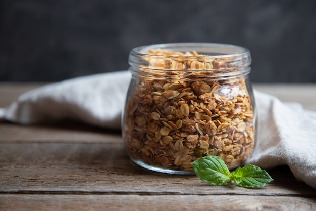 Um frasco de vidro com granola caseira