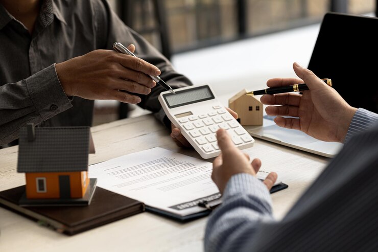 Um funcionário da locadora está calculando o custo para o cliente concordar em assinar um contrato de aluguel explicando os termos e condições do aluguel Ideias para aluguel de casas e imóveis