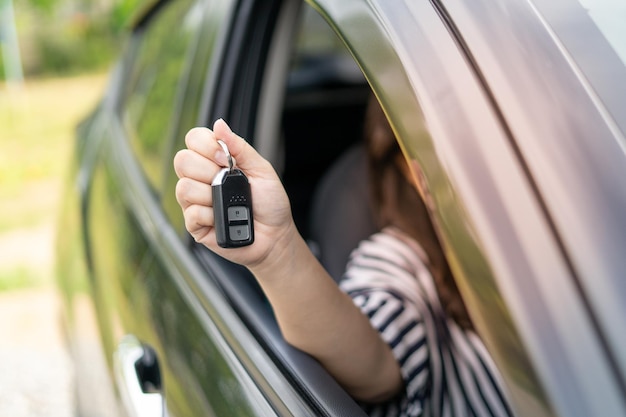 Um funcionário de uma empresa de aluguel de carros turísticos apresenta as chaves do carro com um test drive Bom serviço antes de concordar com um contrato de aluguel ou compra