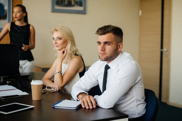 Um funcionário se senta durante uma reunião na equipe de Negócios, Finanças.