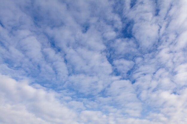 Um fundo celestial de nuvens cumulus