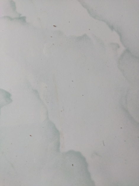 Foto um fundo de mármore branco com uma nuvem azul e verde.