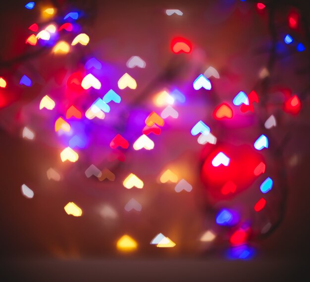 Um fundo desfocado com bokeh em forma de coração em cores diferentes