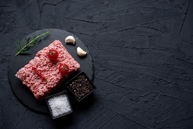 Um fundo preto com arroz rosa cru com pimentão vermelho e alho.