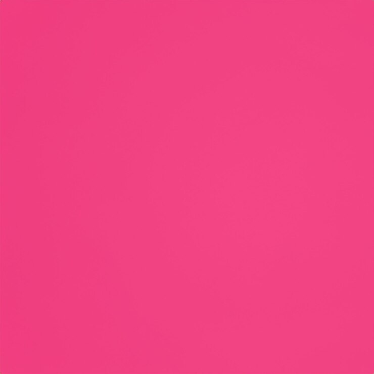 Foto um fundo rosa com uma imagem em preto e branco de uma pessoa no canto inferior direito