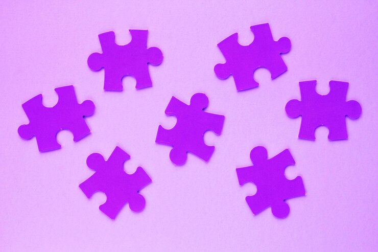 Foto um fundo roxo com uma peça de quebra-cabeça no topo