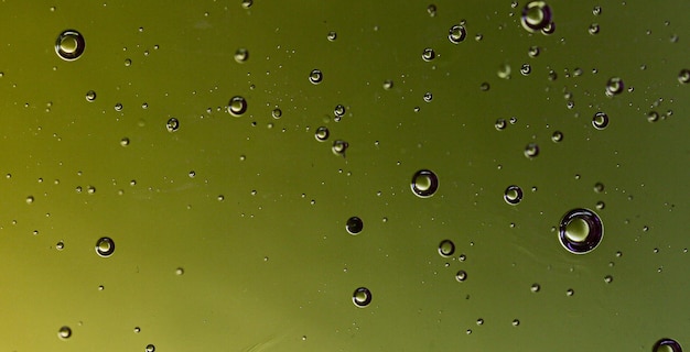 Um fundo verde e amarelo com gotas de água nele