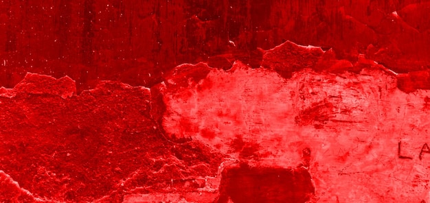 Um fundo vermelho com uma imagem em preto e branco de uma parede de pedra e uma imagem em preto e branco de uma pessoa com uma camisa vermelha.