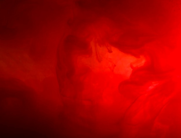 um fundo vermelho com uma mulher em uma camisa vermelha e um fundo vermello