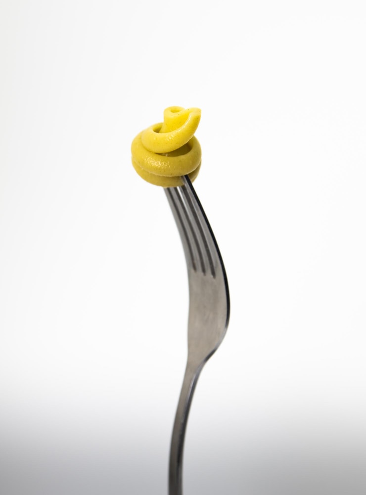 Foto um garfo com um molho amarelo e um garfo com um garfo.