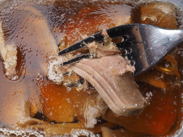 Um garfo com um pedaço de carne