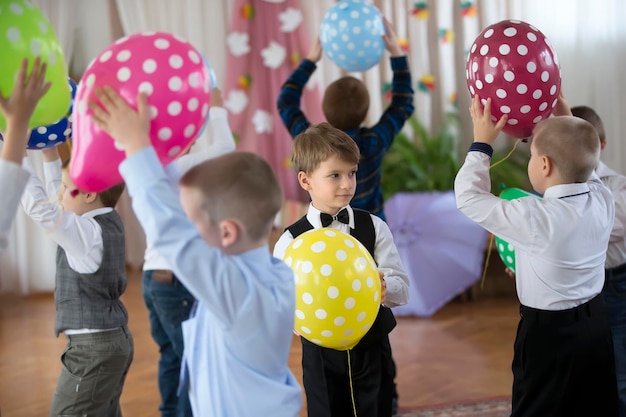 Um garotinho de férias com balões. festa infantil