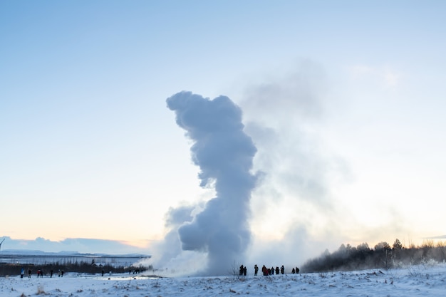 Um gêiser em erupção no vale dos gêiseres. Islândia magnífica no inverno.